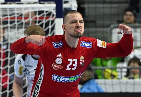 Dominik Gál kézilabda mérkőzésen, apja nyomdokaiban