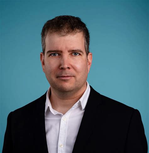 Orosz Péter labdarúgó akcióban, mezszáma a háttérben