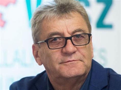Id. Ocskay Gábor a történelmi első korongbedobást végzi