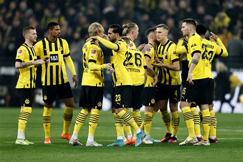 A Borussia Dortmund szurkolói demonstrálnak a klub pénzügyi válsága idején (2005)