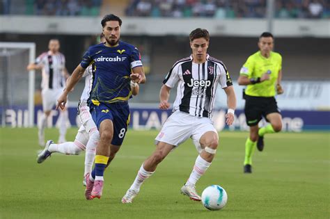 A Juventus és a Hellas Verona címerei egy Serie A mérkőzés előtt