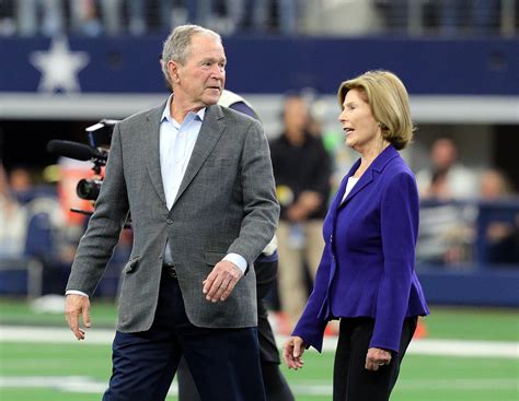 George W. Bush és felesége a Super Bowl pénzfeldobásánál