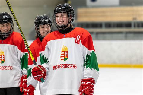 Metzler Regina és a szlovák Livia Debnarová kapus a mérkőzésen
