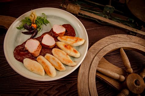 Különböző ételek és italok a stadion büféjében