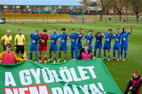 Tiszakécskei futballszurkolók a lelátón