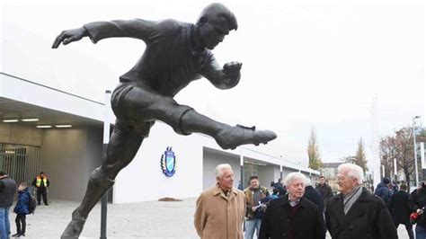 Tofik Bahramov szobra a bakui stadion előtt