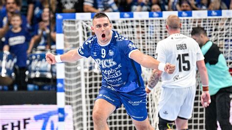 Bodó Richárd régi és új csapatmezében
