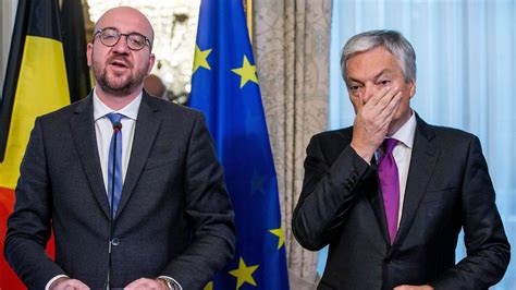 Politikusok beszédet tartanak az avatóünnepségen