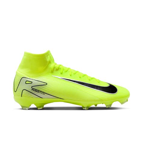 Neon zöld Nike futballcipő a pályán