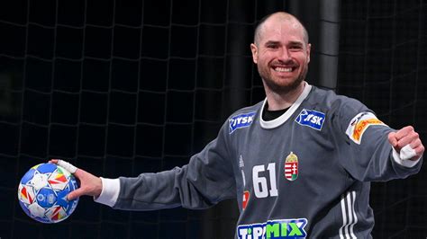 Holló Balázs kézilabda kapus akcióban