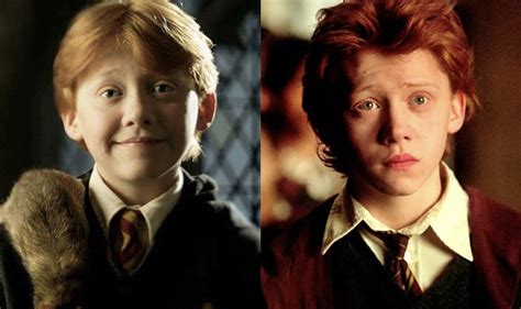 Ron Weasley a Chudley Csúzlik poszterei között