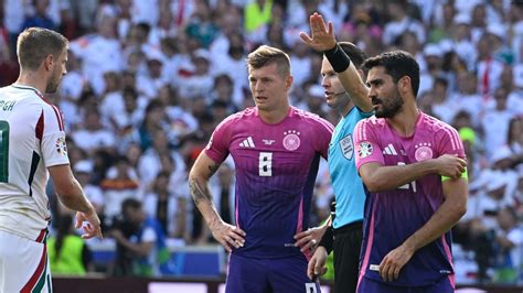 Labdarúgó bíró futás közben egy meccsen