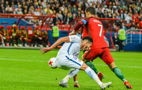 Modern futball mérkőzés zsúfolt középpályával