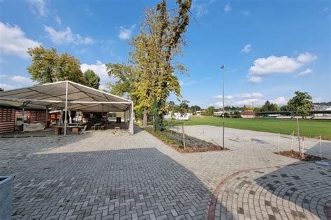A Rugby Club Hotel Esztergom épületének külső képe a Duna-parton