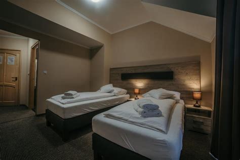Kényelmesen berendezett szoba a Rugby Club Hotelben