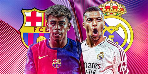 A Real Madrid és az FC Barcelona játékosai küzdenek a labdáért egy El Clásico mérkőzésen