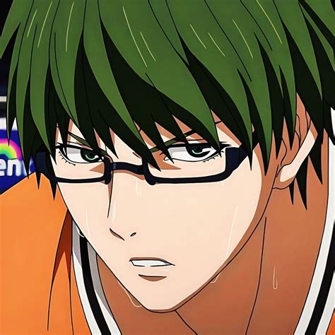 Midorima Shintaro egy precíziós hárompontos dobás közben