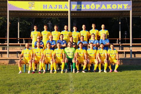 Törökbálinti U9-es focicsapat tagjai a csoportelsőség örömében