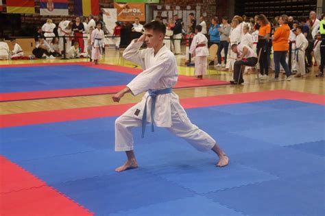 Karate kata bemutató egy versenyen