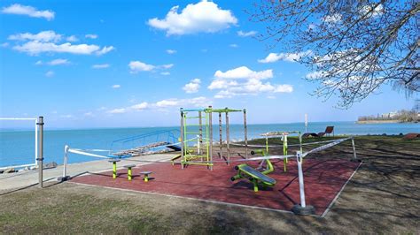 Futók a siófoki kismaratonon a Balaton partján