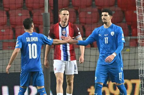 Észak-Macedónia és Norvégia labdarúgó-válogatottjainak logói a stadionban