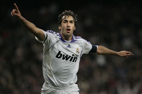 Raúl González Blanco fiatalkori portréja a Real Madrid mezében