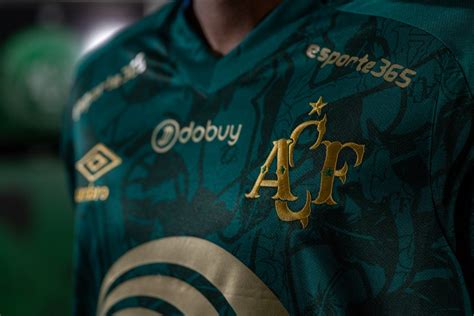 A Chapecoense csapatának címerével ellátott mez
