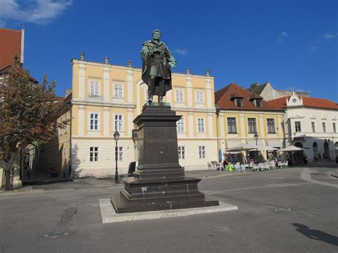 Kisfaludy Károly szobra a Múzeumkertben egy felvételen
