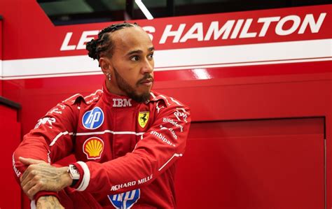 Lewis Hamilton a Ferrari F1-es autójával