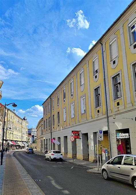 Szombathely belvárosi utcakép esőben
