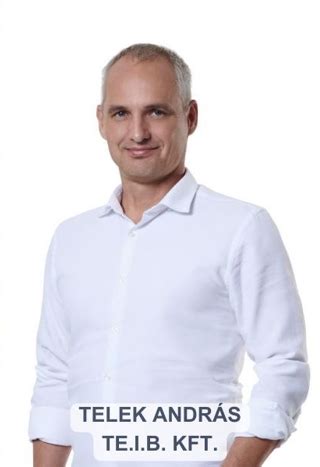 Telek András focizik lila-fehér mezben
