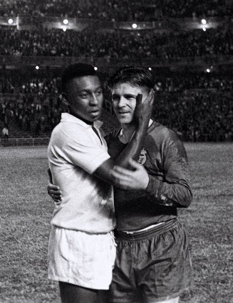 Pelé az 1000. gólja után a Maracanában
