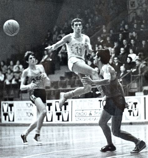Kovalik János, az MTK kapusa védés közben az 1964-es Kiskunfélegyházi Vasas elleni kupamérkőzésen