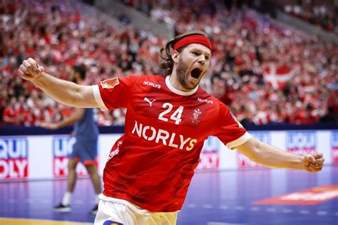 Mikkel Hansen irányítás közben a pályán