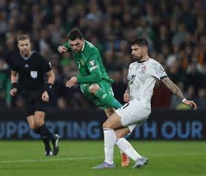 A játékvezető ápolása a jégen az Újpest-Ferencváros mérkőzésen