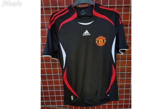 Manchester United fekete mez Adidas logóval és címerrel