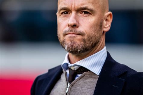 Erik ten Hag taktikai tábla előtt