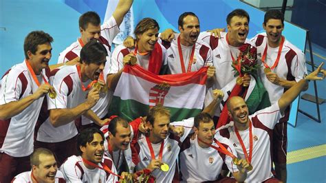 A 2000-es sydney-i olimpiai bajnok magyar vízilabda-válogatott ünneplése