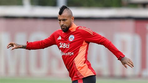 Arturo Vidal harcos megjelenéssel és tetoválásokkal