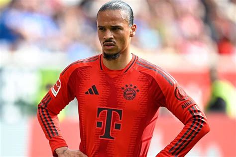 Leroy Sané a Bayern München mezében, látható tetoválásaival