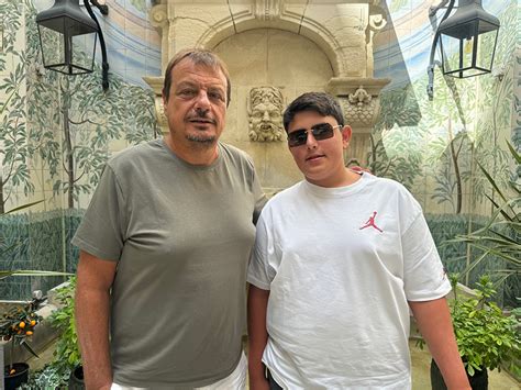 Ergin Ataman edző utasításokat ad a csapatának