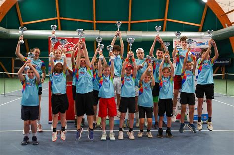 Gyerekek teniszeznek a Kinder Joy of Moving Tennis Trophy versenyen