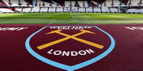 West Ham szurkolók a pályán tüntetnek