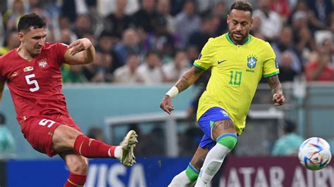 Neymar és a szerb Strahinja Pavlovics a 2022-es világbajnokságon