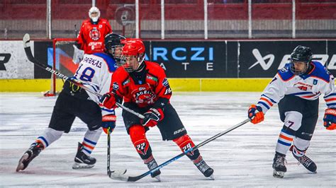 Jégkorongozók küzdenek a korongért