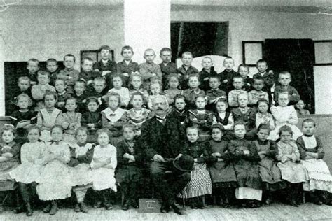 A Pannónia Elemi Népiskola épülete a korabeli Kőbányán
