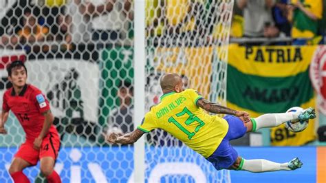 A brazíl Dani Alves a labdával egy 2022-es világbajnoki mérkőzésen.