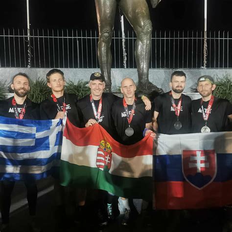 Egy szurkolócsoport a lelátón, buzdítva a csapatot