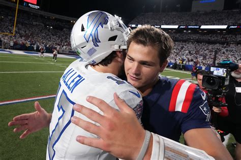 Josh Allen passzol, háttérben Drake Maye