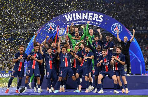 A Paris Saint-Germain játékosai ünneplik az Európai Szuperkupa győzelmet